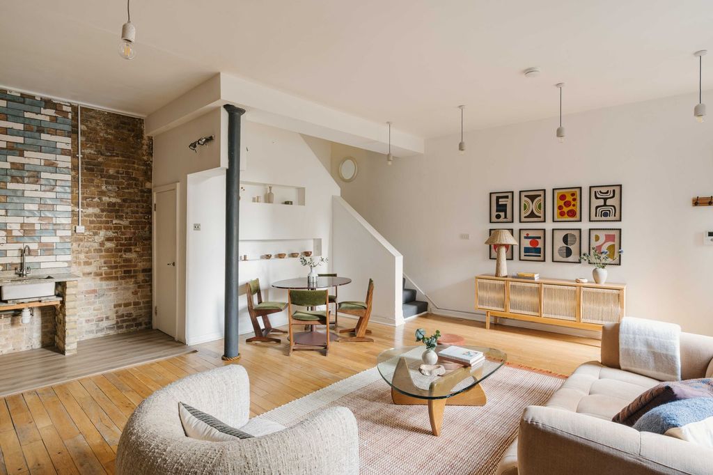 Property photo 2 of 19 Cyntra Place E8