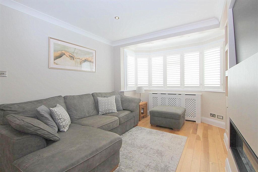 Property photo 3 of 20 Lounge 11.Jpg