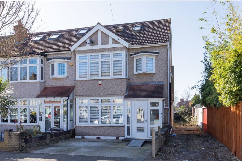 Property photo 1 of 19 Ainslie Wood Gardens, E4