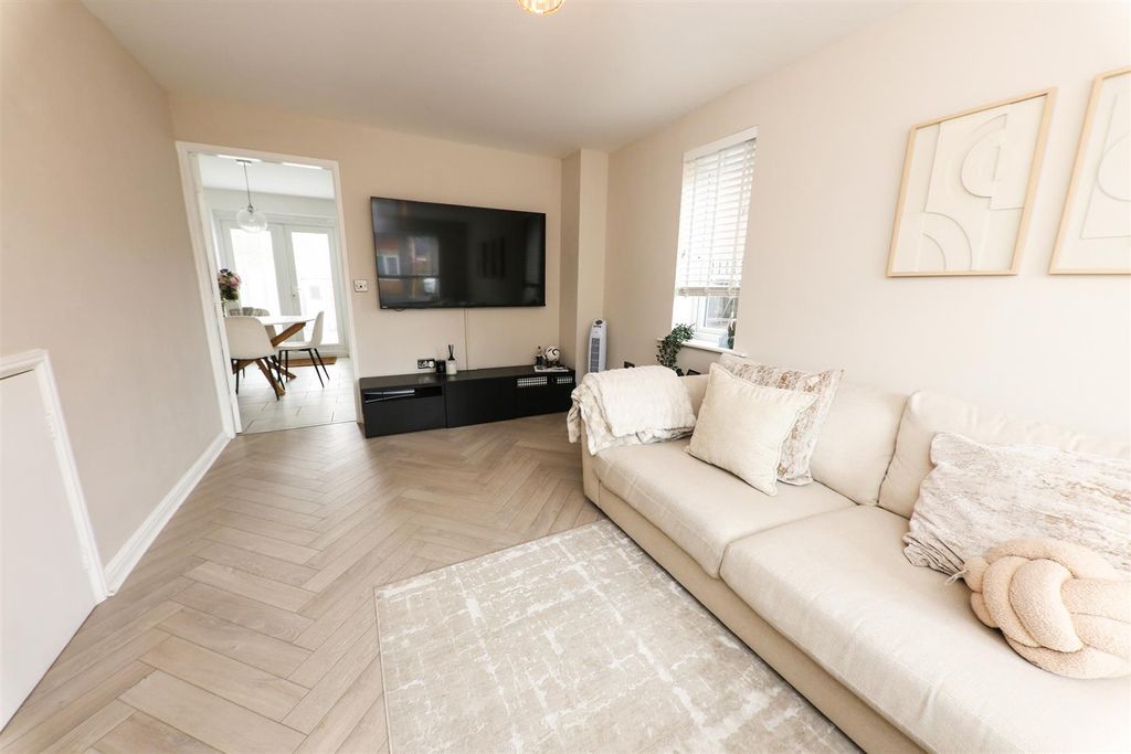 Property photo 3 of 16 Lounge