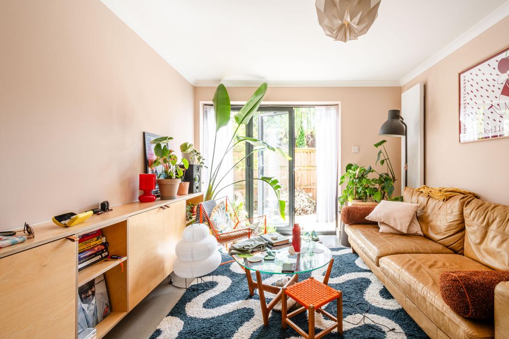 Property photo 1 of 10 Living Room