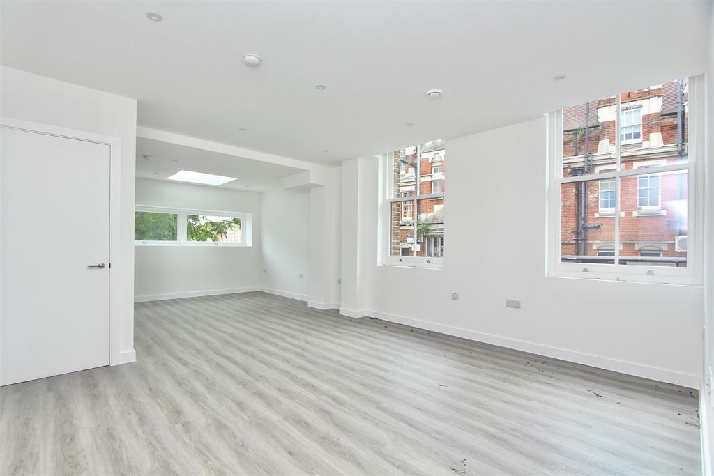 Property photo 1 of 15 Lawrence Buildings, N16