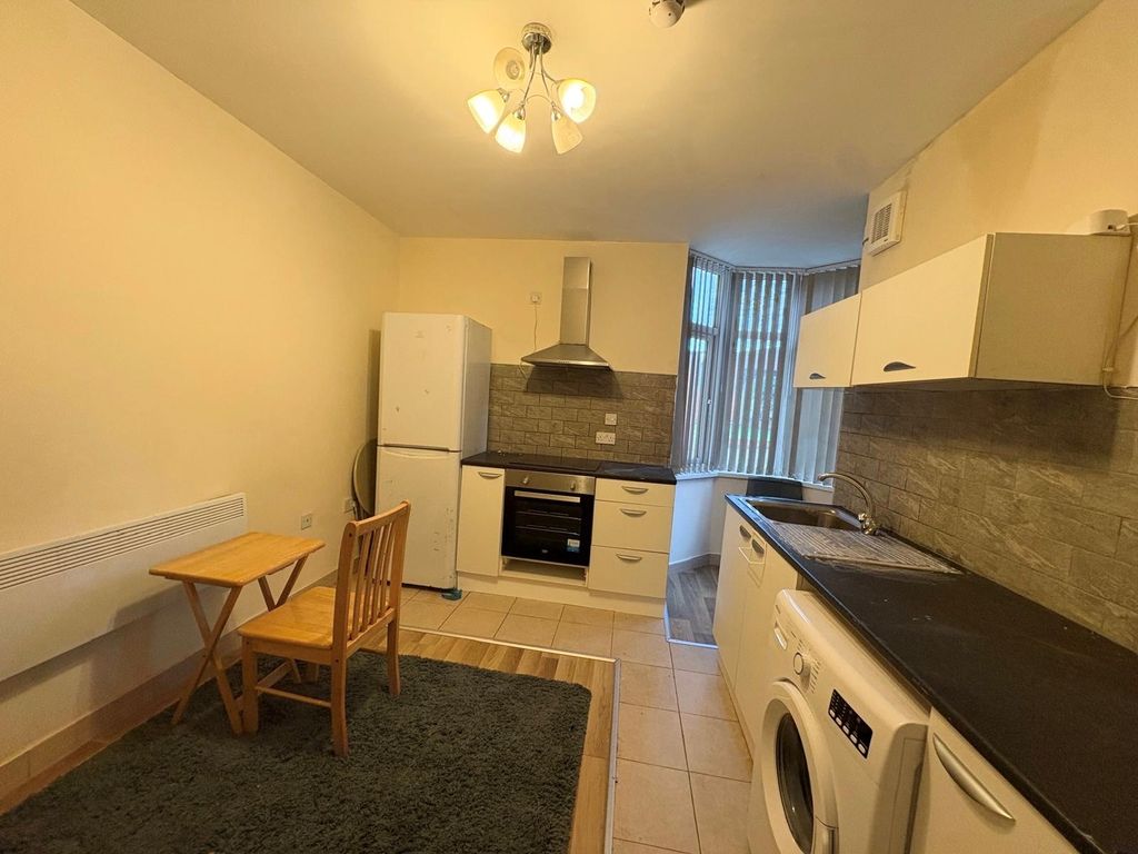 Property photo 2 of 6 Bedroom