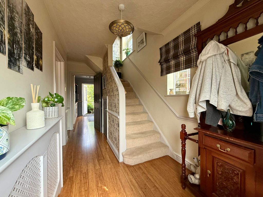 Property photo 2 of 16 Entrance Hall