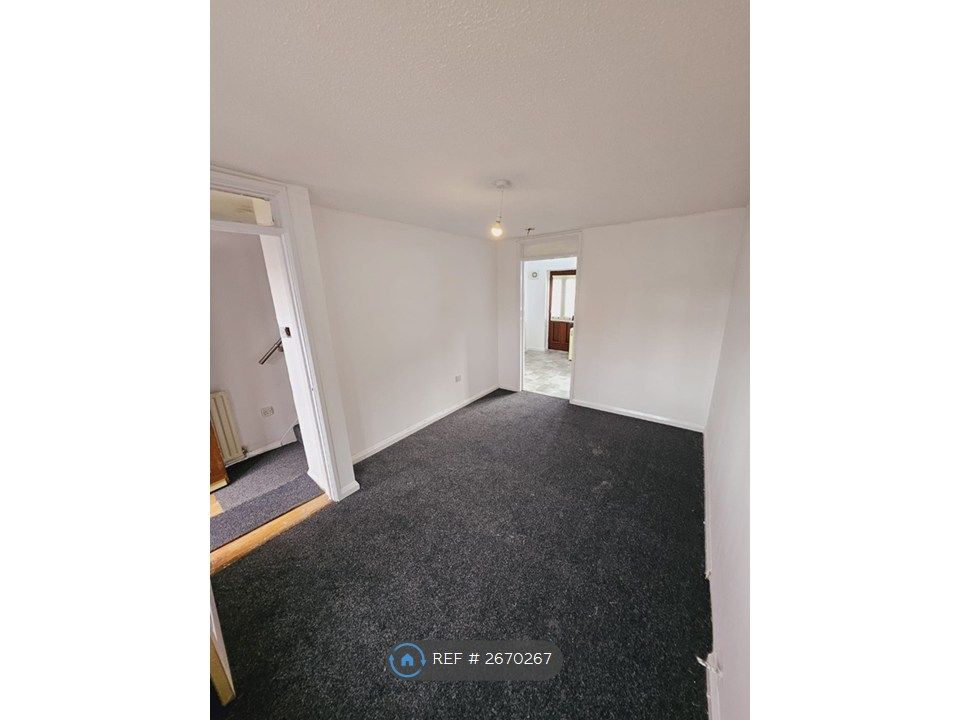 Property photo 1 of 16 Living Room