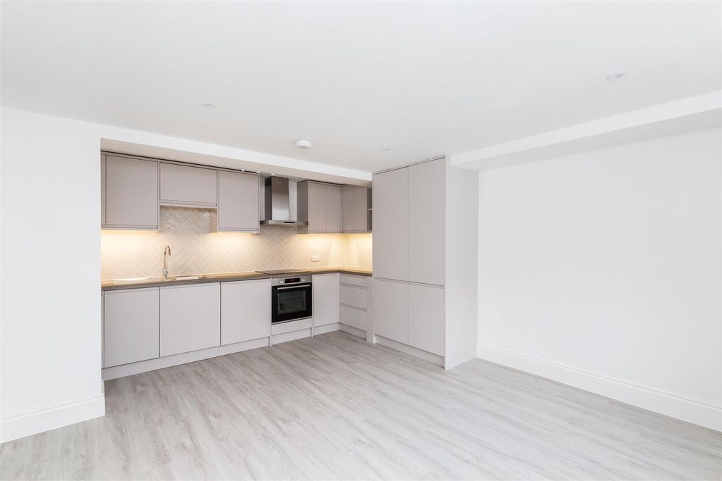 Property photo 1 of 10 St. George's House, Flat 4-7.Jpg