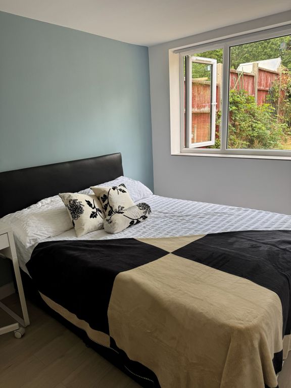 Property photo 1 of 10 Room 6 Pic 3