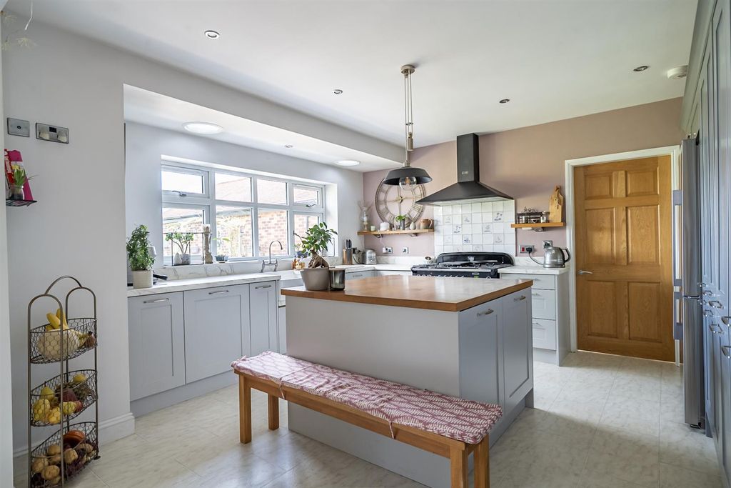 Property photo 2 of 28 Kitchen / Diner