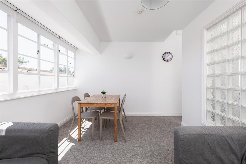 Property photo 3 of 11 Flat 5, 13 Charlotte Street, Bristol Bs1 5Pp-9.Jpg