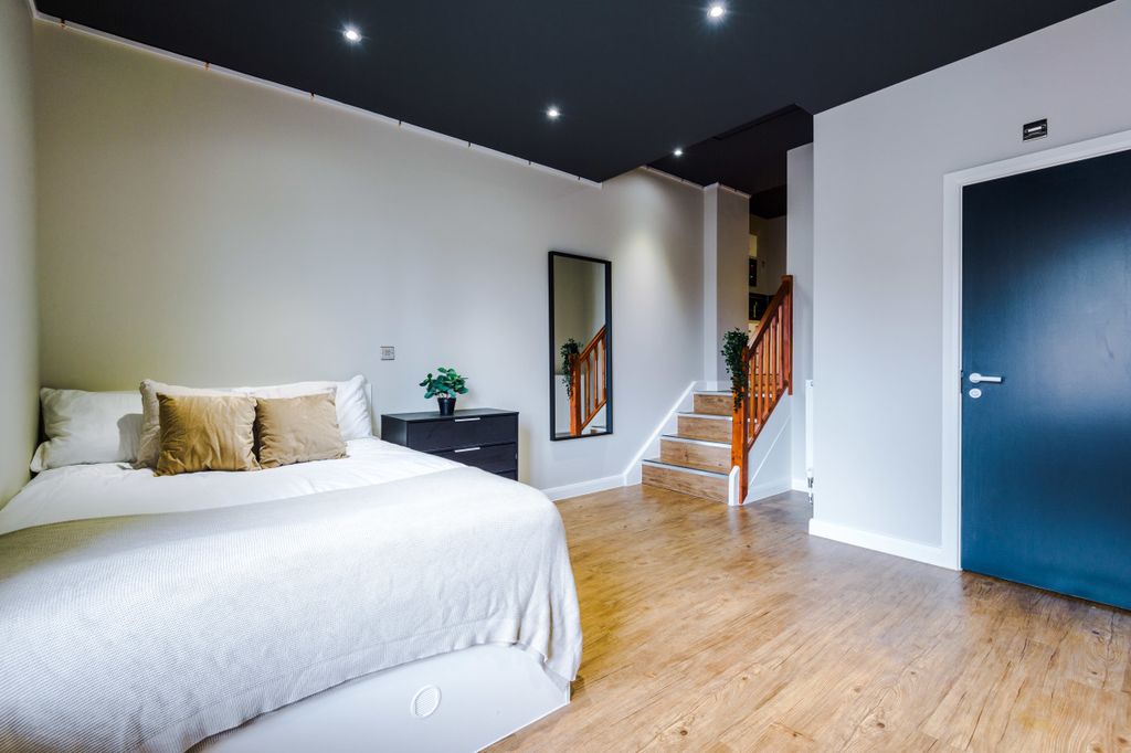 Property photo 1 of 14 Flat 11, Unw, 1
