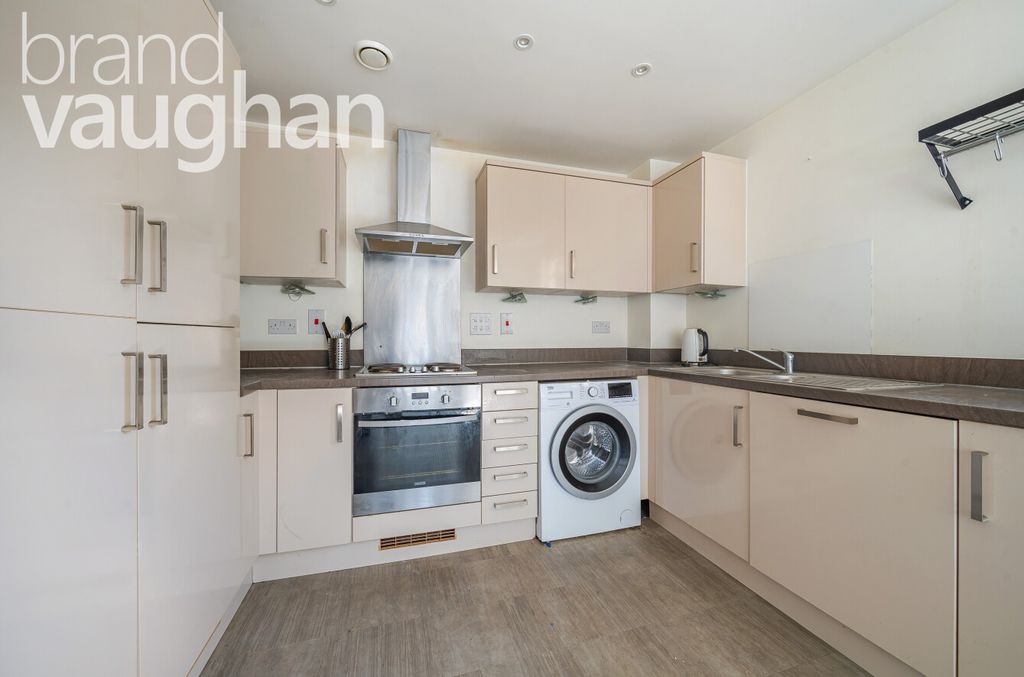 Property photo 3 of 10 Kitchen