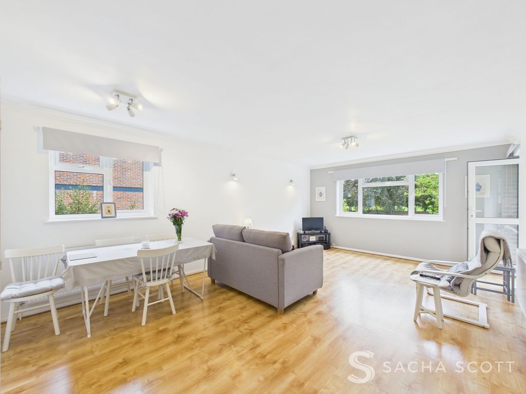 Property photo 2 of 21 Lounge / Diner