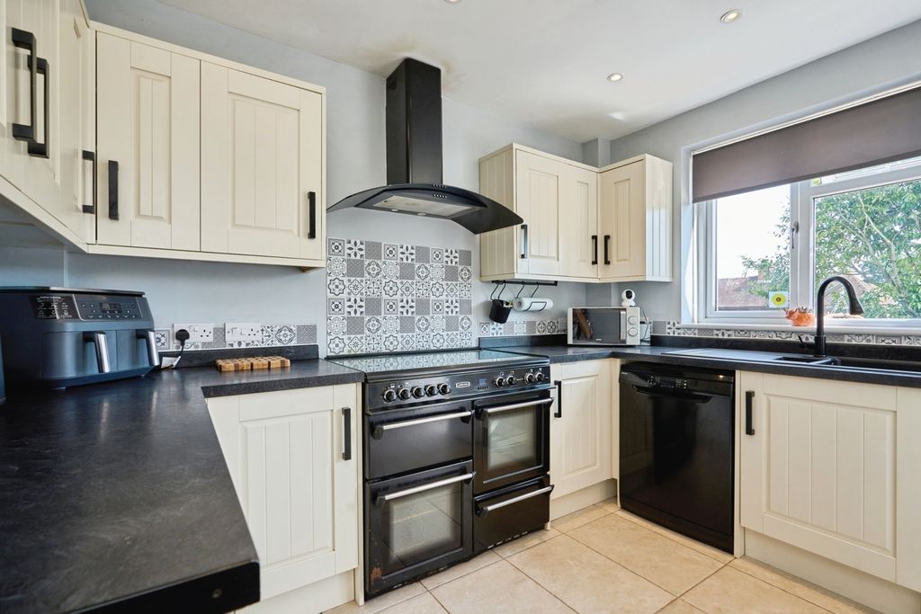 Property photo 3 of 14 Kitchen