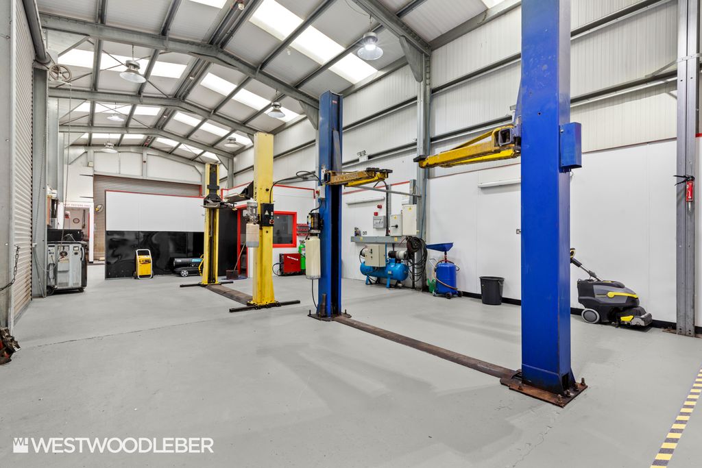 Property photo 2 of 12 Phoenixgarage_1