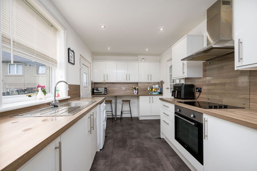 Property photo 3 of 19 Kitchen