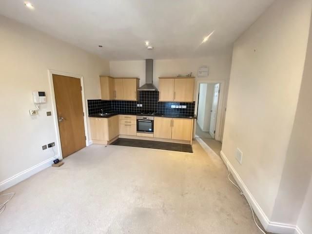 Property photo 3 of 6 Flat 2 Connaught Avenue.Jpg