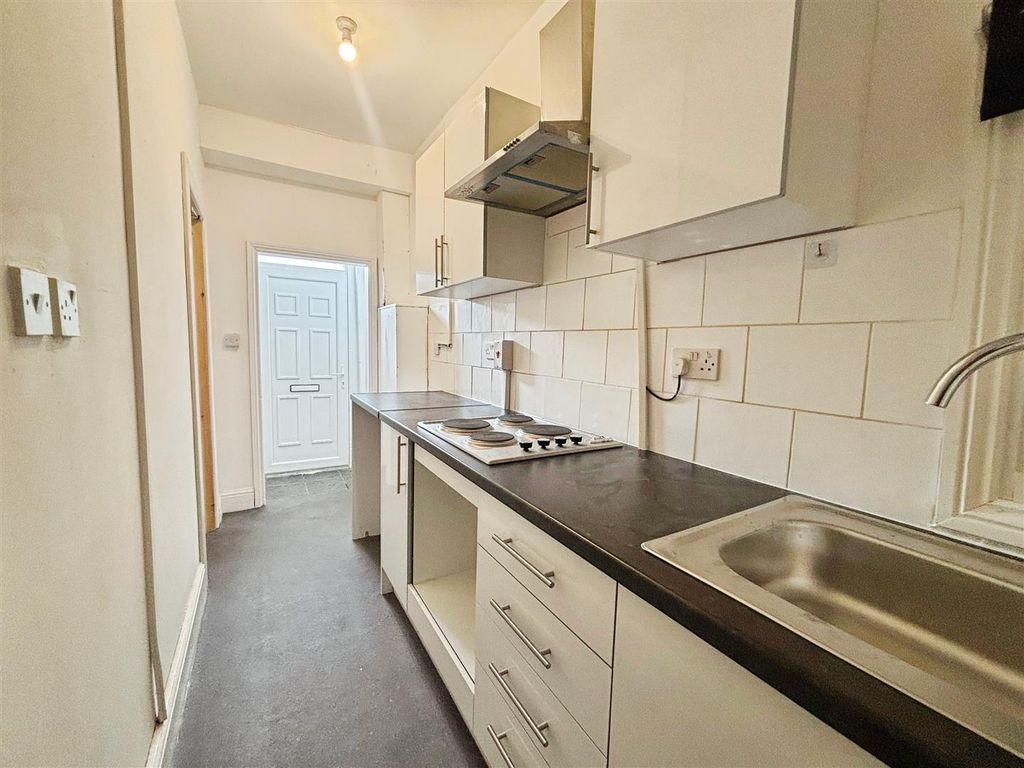 Property photo 2 of 10 Kitchen
