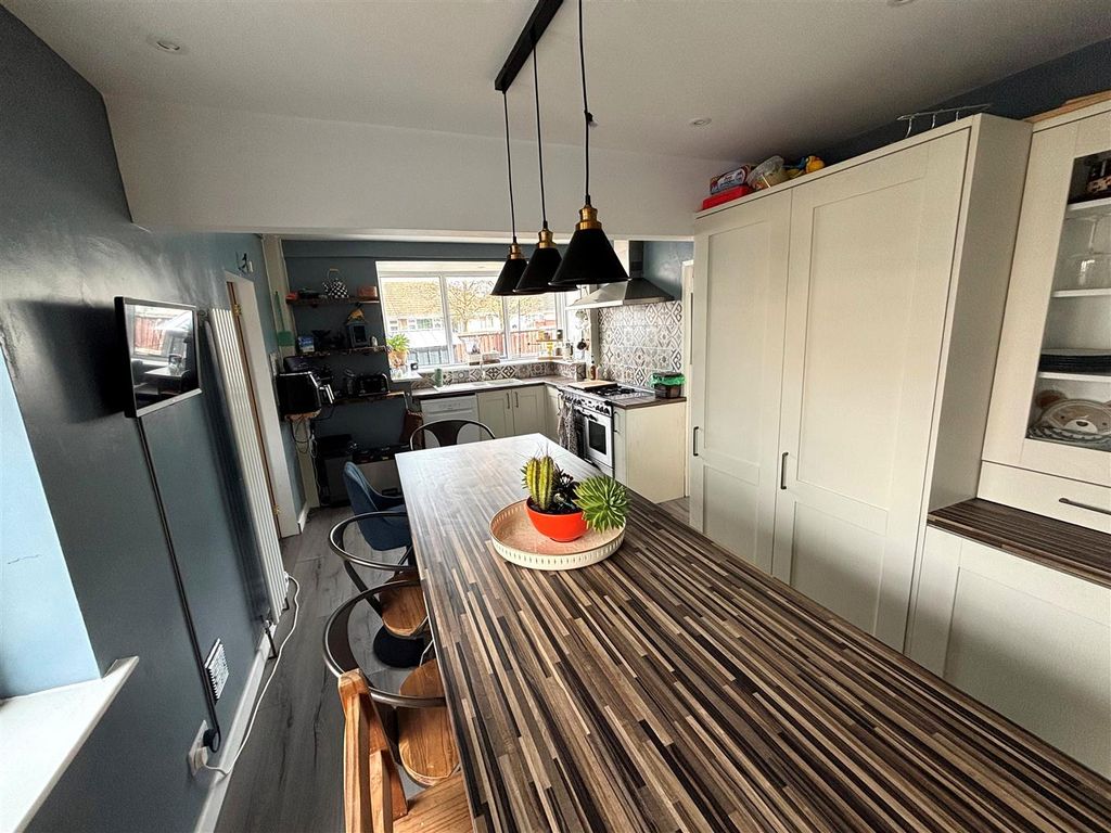 Property photo 3 of 16 Kitchen