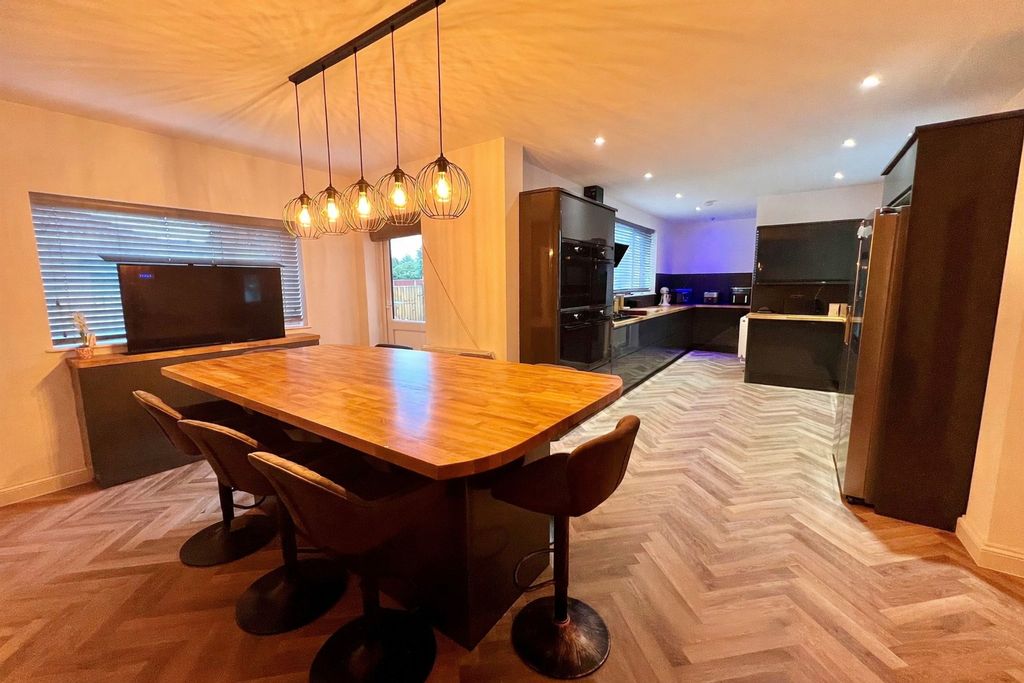 Property photo 1 of 31 Kitchen Diner