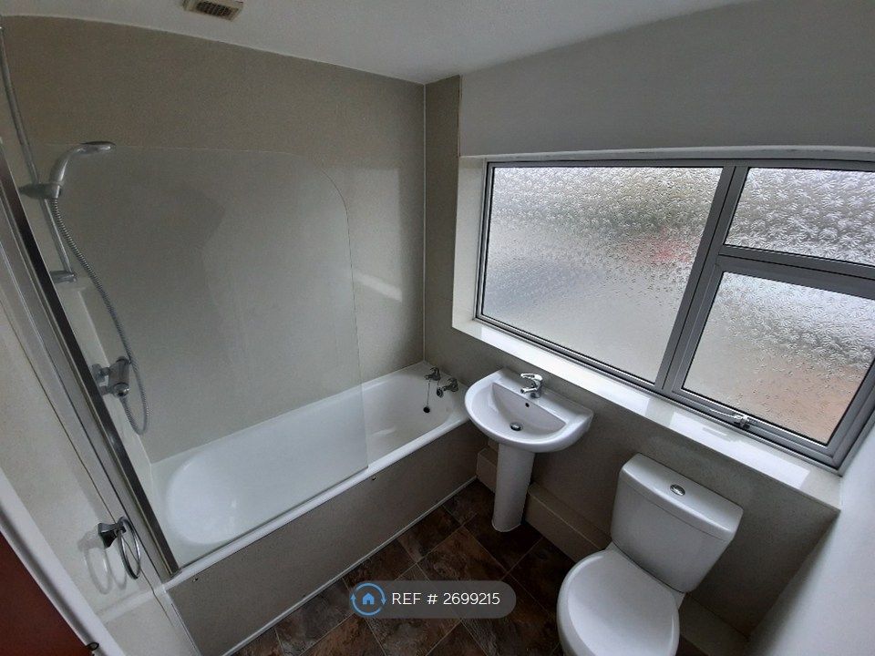 Property photo 3 of 11 Bathroom