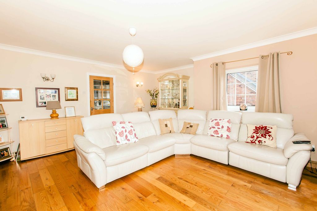 Property photo 3 of 34