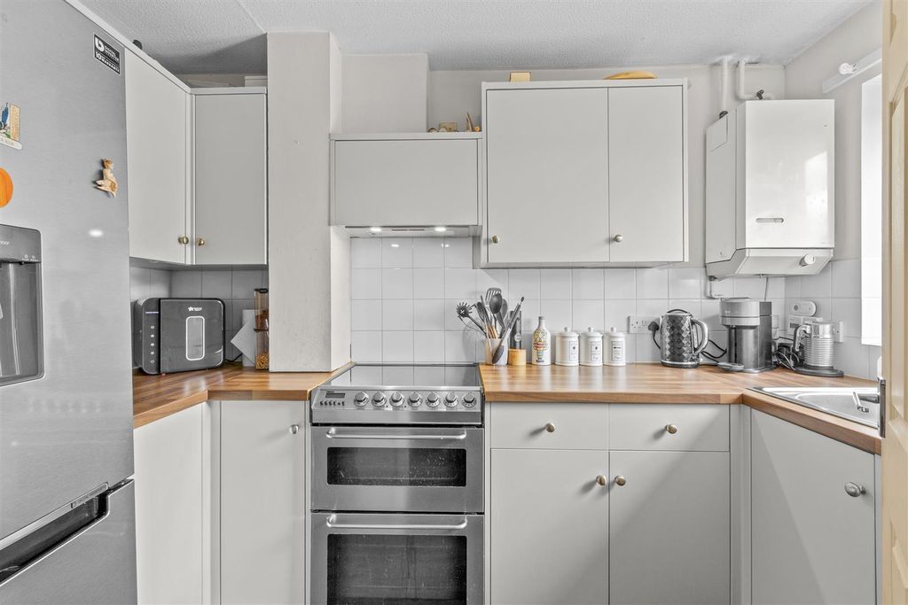 Property photo 3 of 14 20 Boughton Way, Hp6 6Pu-8.Jpg