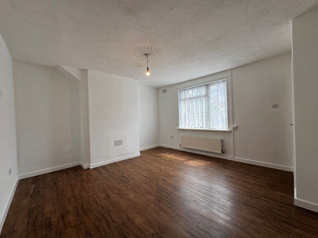 Property photo 3 of 11 Lounge