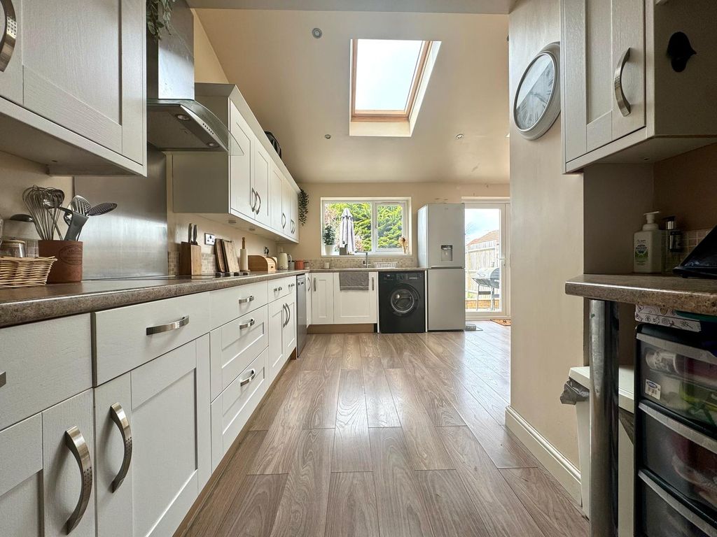 Property photo 2 of 24 Kitchen / Dining Area