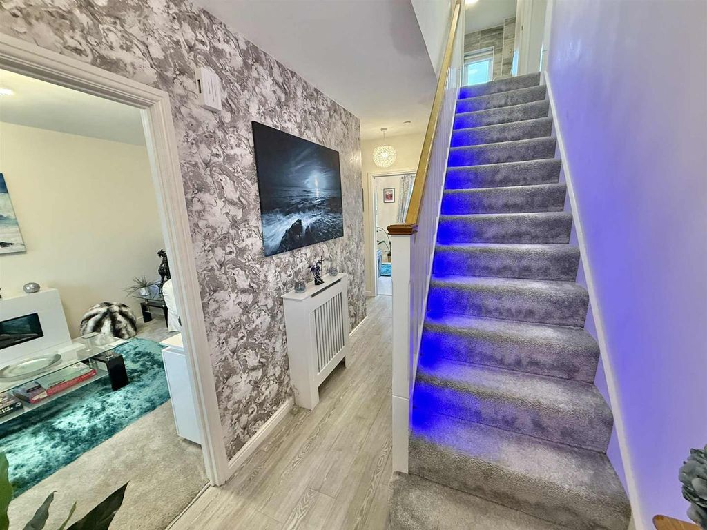 Property photo 3 of 21 Hallway.Jpg