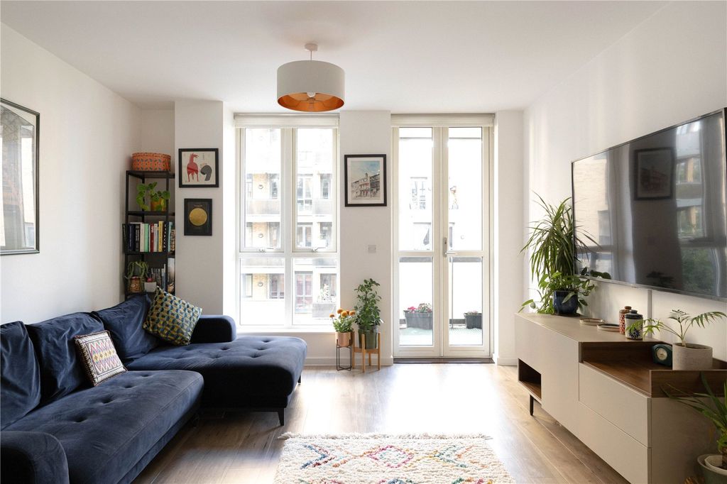 Property photo 1 of 11 Bight Court, E3