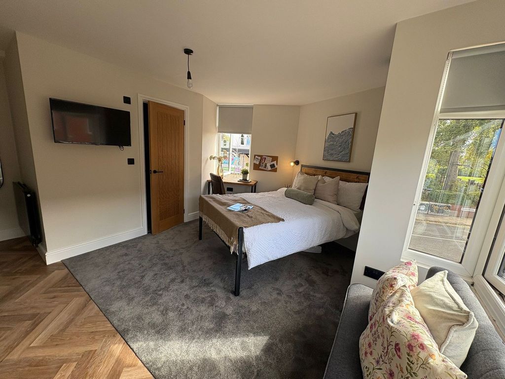 Property photo 2 of 5 Bright, Well-Styled Bedroom With A Comfortable Dou...