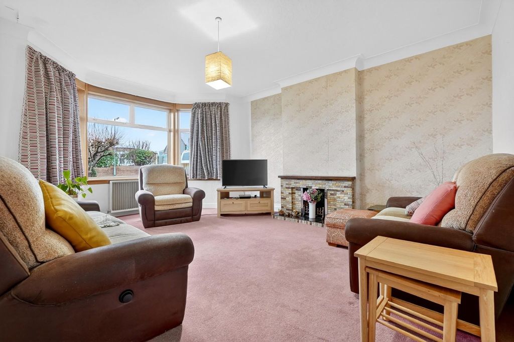 Property photo 2 of 27 38 Sinclair Dr_04.Jpg