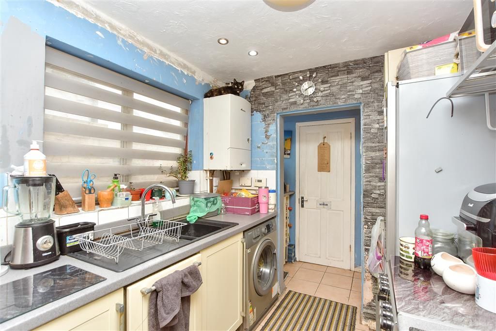 Property photo 3 of 10 Kitchen