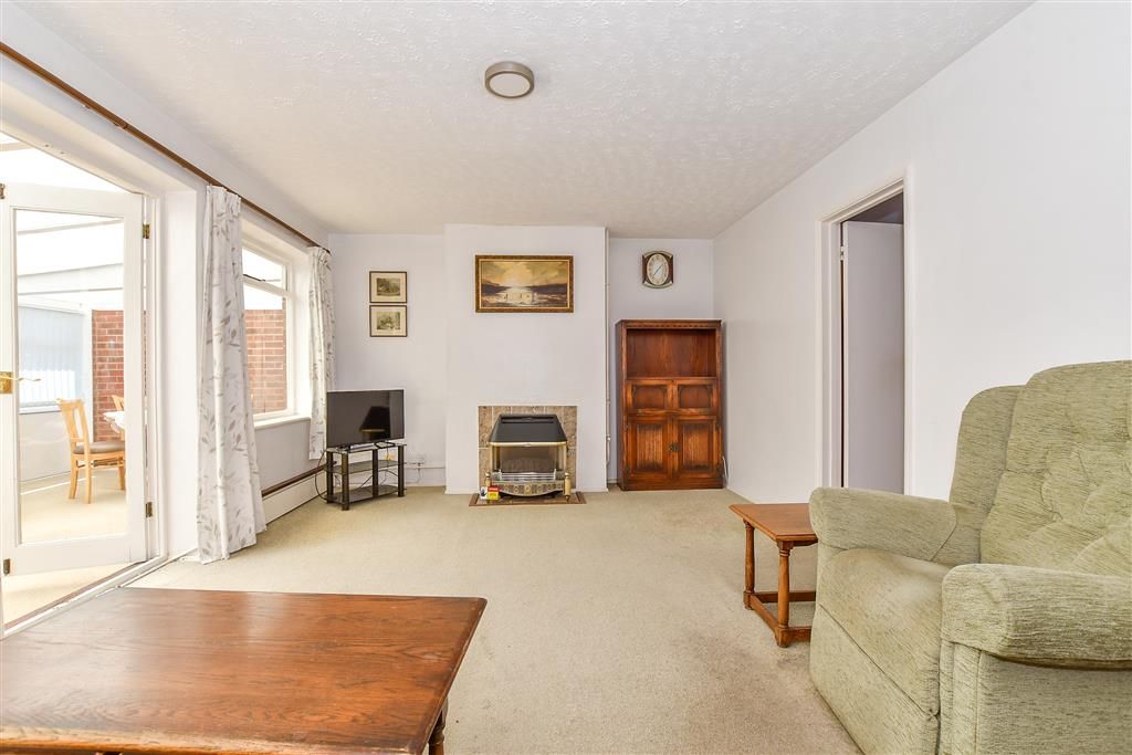 Property photo 3 of 11 Lounge