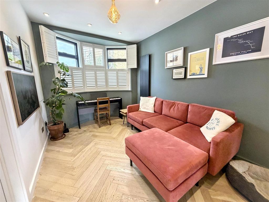 Property photo 3 of 17 Lounge