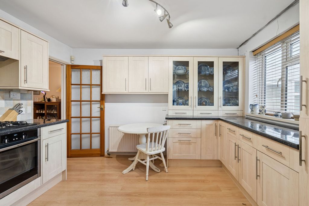 Property photo 2 of 27