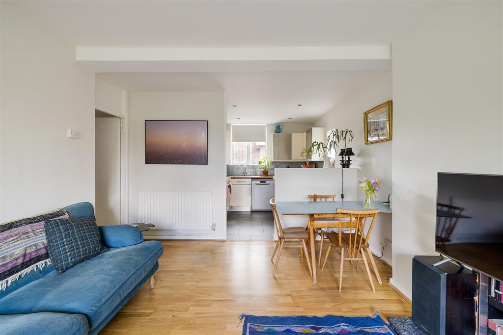 Property photo 2 of 29 Stewardstone Road, E2