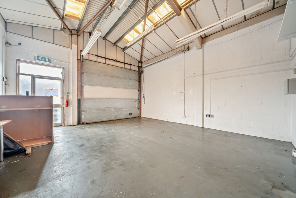 Property photo 3 of 13 8676706-Interior07-800