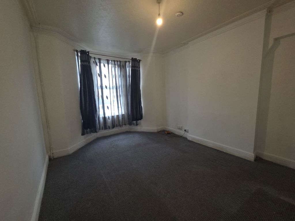 Property photo 2 of 29 Ground Floor Flat