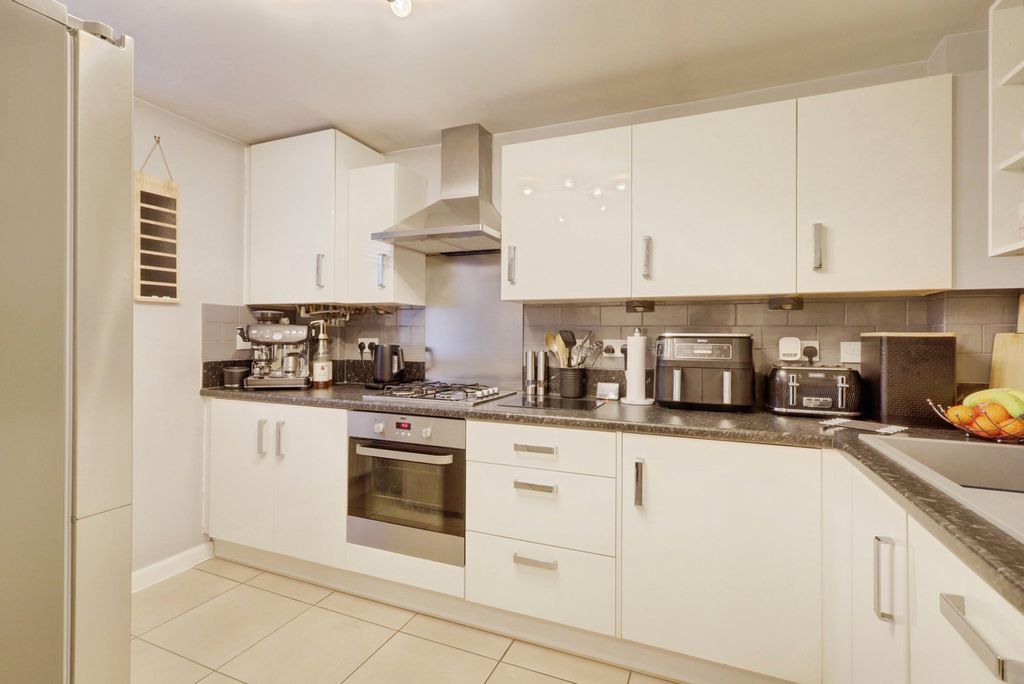 Property photo 3 of 27