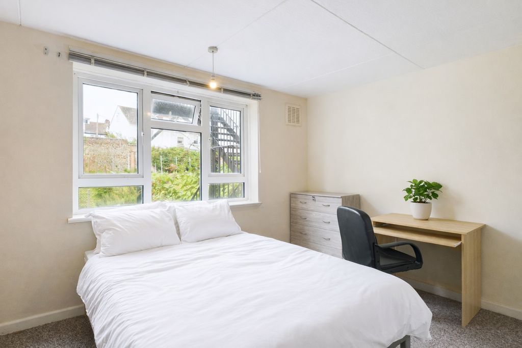 Property photo 1 of 7 Photo 9