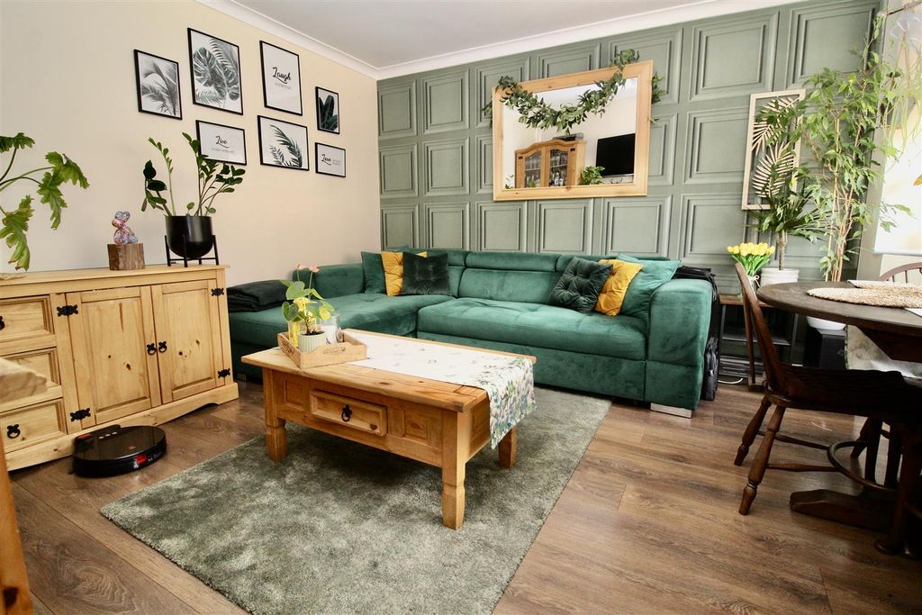 Property photo 3 of 27 Lounge