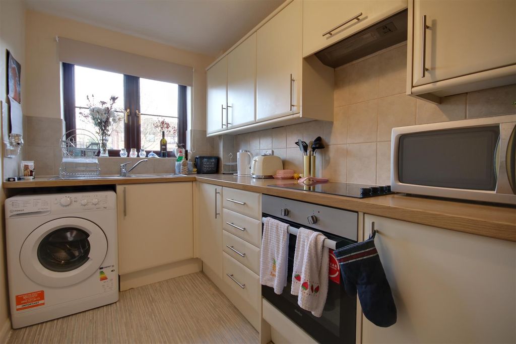 Property photo 2 of 6 Kitchen (1)