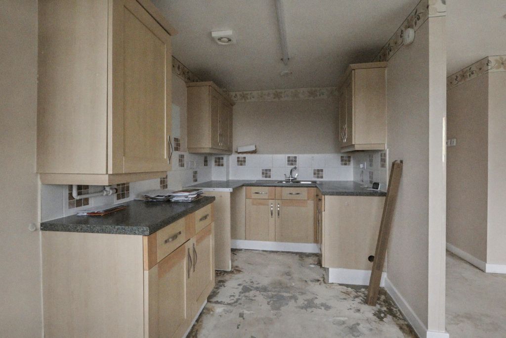 Property photo 3 of 18 6 Kenninghall View, Norfolk Park, Sheffield, S2 3Wx