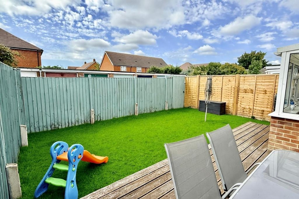 Property photo 2 of 15 Ht Gardens (4)
