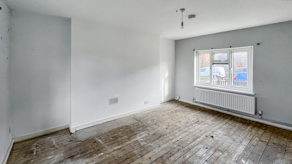 Property photo 2 of 15 16 Heath Road, Crayford, Dartford, Da1 3Np