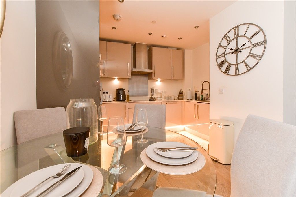 Property photo 3 of 10 Lounge/Kitchen