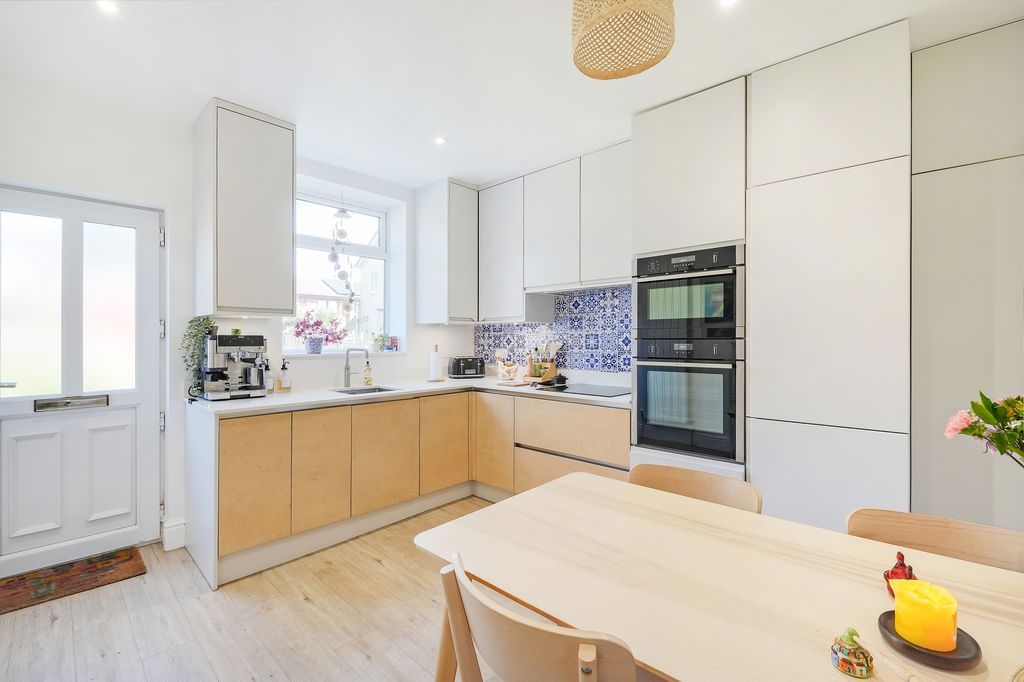 Property photo 1 of 23 Dining Kitchen
