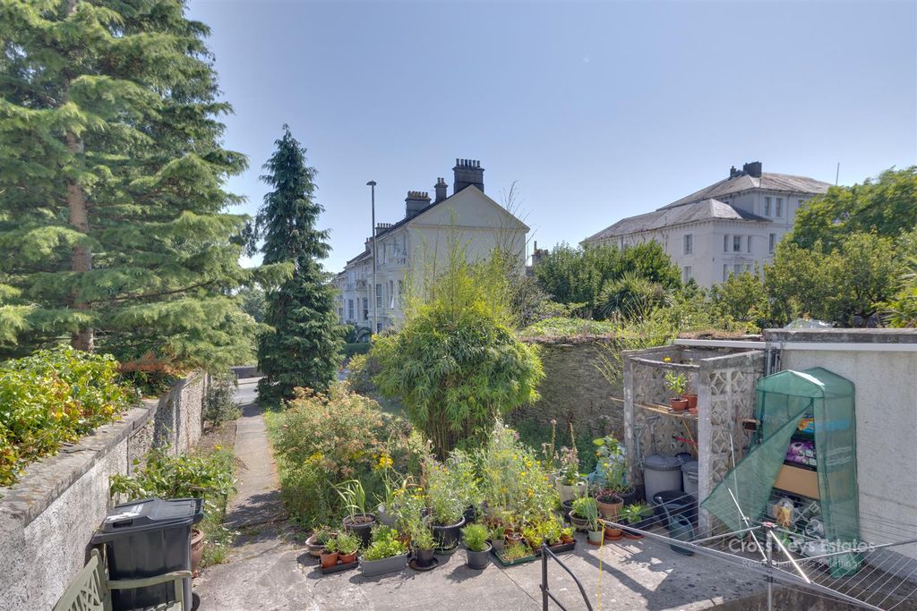 Property photo 2 of 15 Communal Garden