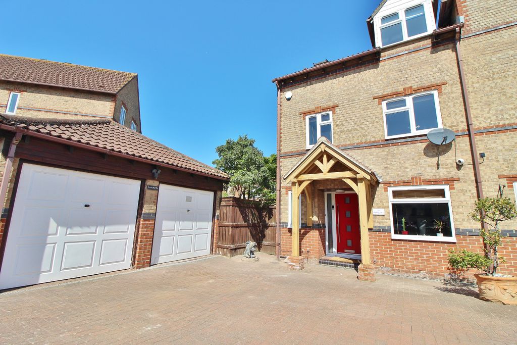 Property photo 1 of 28